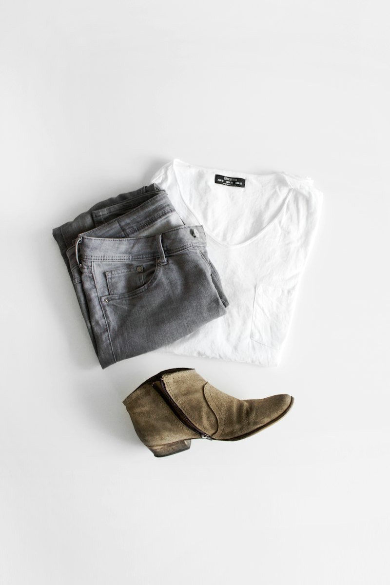 Jean, t-shirt blanc et bottines à plat