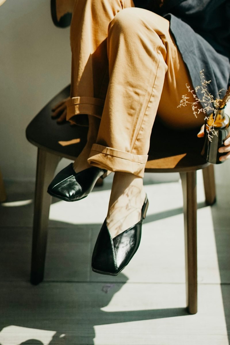 Manteau et bottines posés sur une chaise