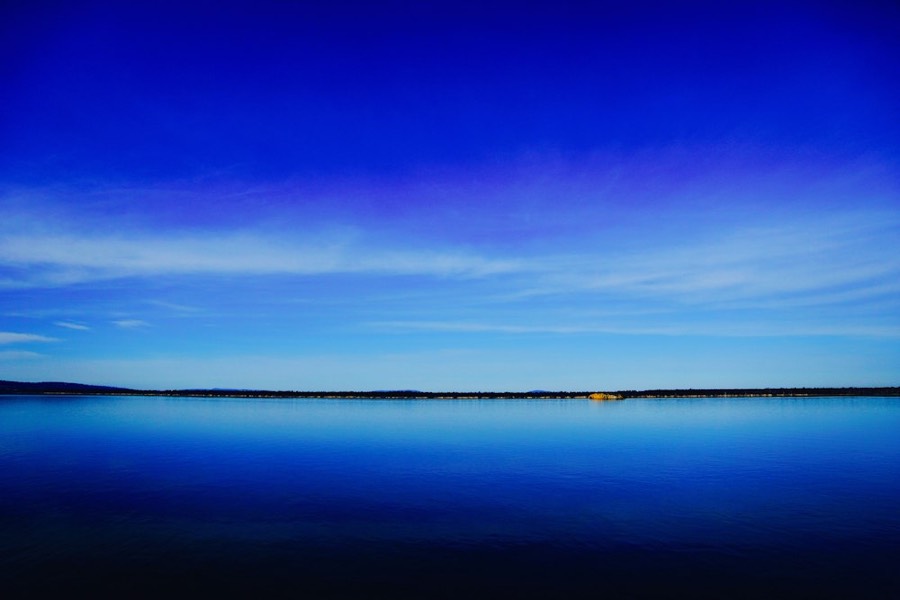 Baie vue d'en haut, eau bleu profond