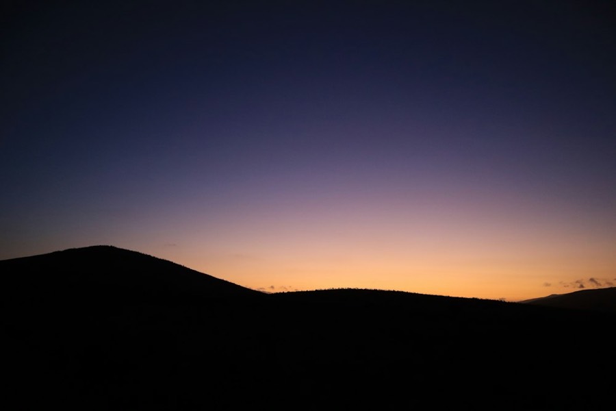 Silhouette d'une colline au coucher du soleil