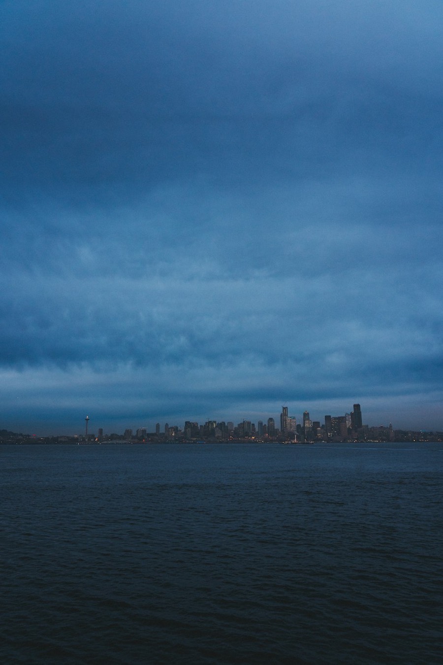 Ville au bord de l'eau sous un ciel nuageux