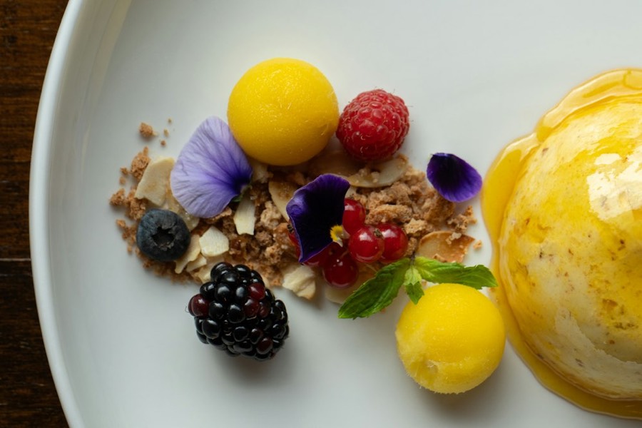 Dessert aux fruits rouges et fleurs comestibles